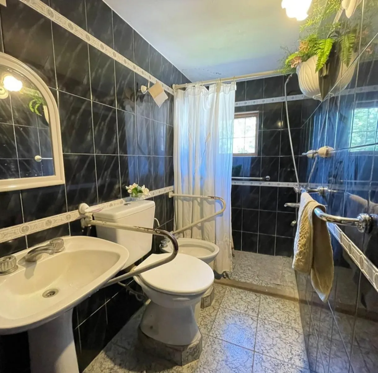 Baño equipado con barrales de apoyo